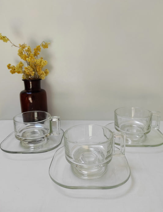 SUPERBE Set de 3 tasses et sous tasses transparentes de JOE COLOMBO pour ARNO. Ces superbes tasses à café vintage dessinées par Joe Colombo et éditées par Arno des années 70 au design épuré et d'une simplicité évidente en verre transparent sont intemporelles et seront à coup sûr faire parler d'elles. Et pour les fans d'Alien entre autre…. oui oui vous ne rêvez pas ce sont bien les tasses que vous avez pu voir dans le film Alien de 1986 ! Made in Italie