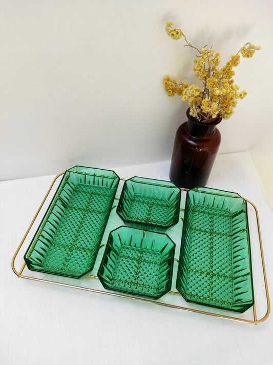 Serviteur/service à hors-d'œuvre Luminarc Arcoroc vert émeraude années 70. Service à hors-d'œuvre ou à apéritif vintage en verre ciselé vert émeraude Arcoroc Made in France des années 70. Le fond des raviers est en relief à motif étoilé et les bords sont striés. Serviteur composé de 4 ramequins et d'un plateau. Superbe couleur verte, Made in France, en très bon état.