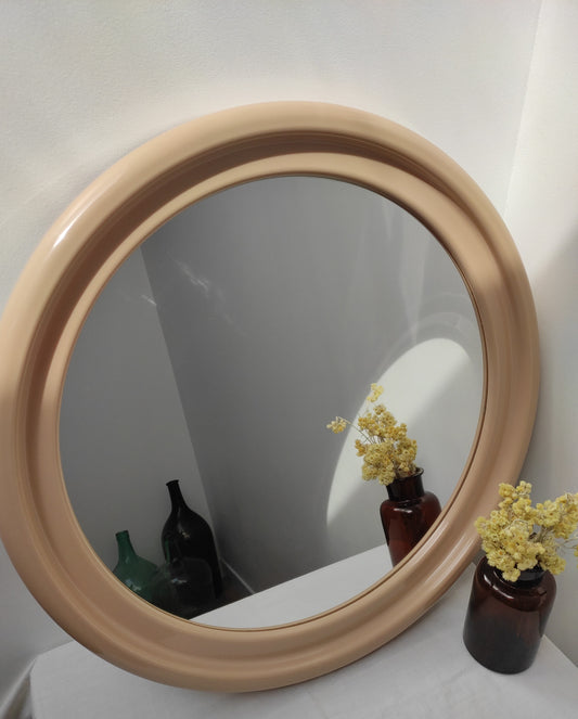 Miroir vintage en plastique rond INTERPLASTIC. En parfait état ce joli miroir rond à suspendre made in France apportera une jolie touche seventies à votre intérieur. années 70, années 80.