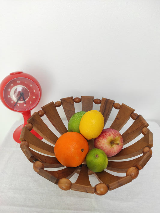 Panière/corbeille à fruits vintage en bois d'olivier. Un petit air de Provence dans votre intérieur ? En parfait état, cette panière à pain ou corbeille à fruits en bois d'olivier vous emmènera au pays des cigales. Les éléments sont reliés par un fil métallique.