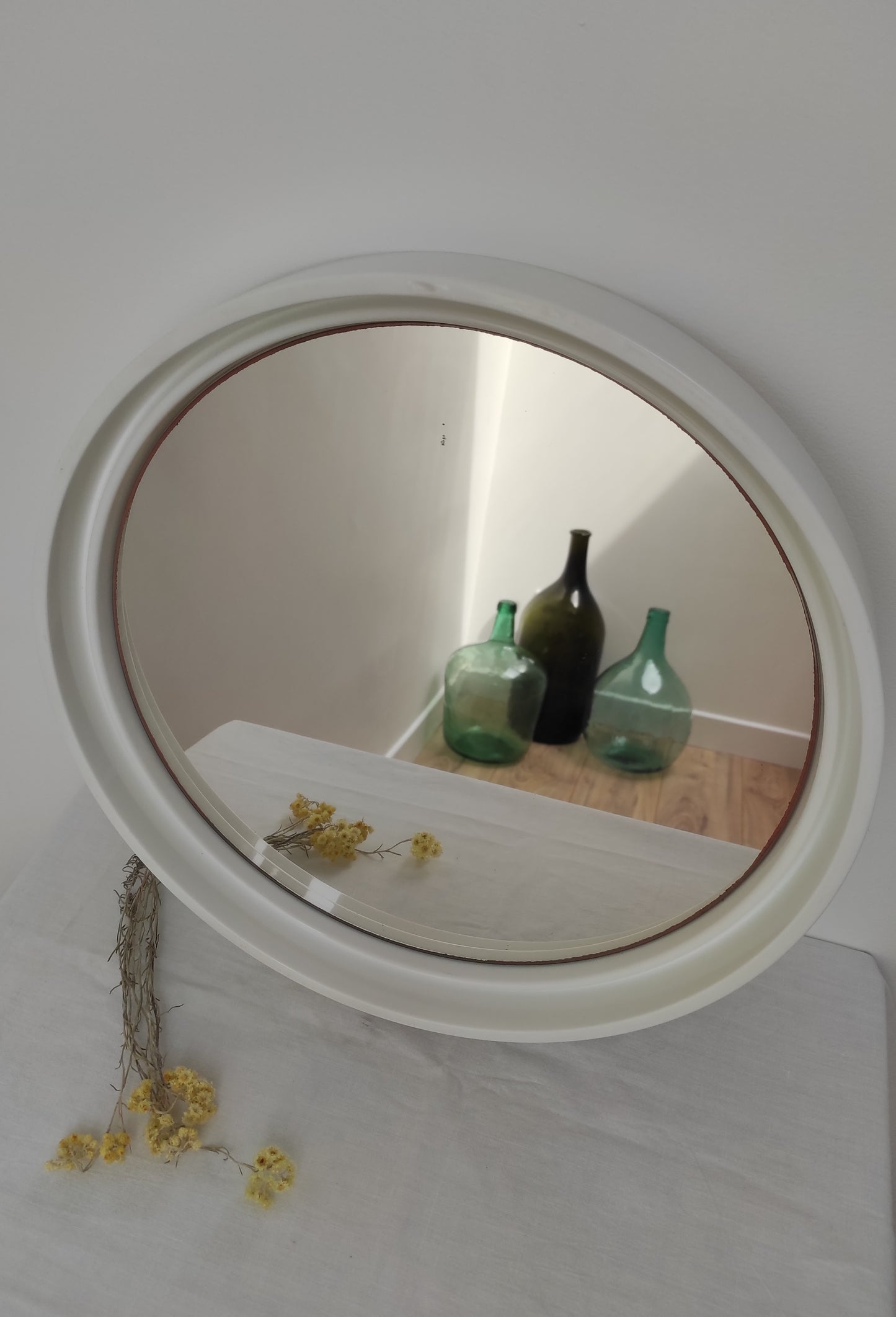 Miroir rond vintage style Gilac 1813 en plastique blanc