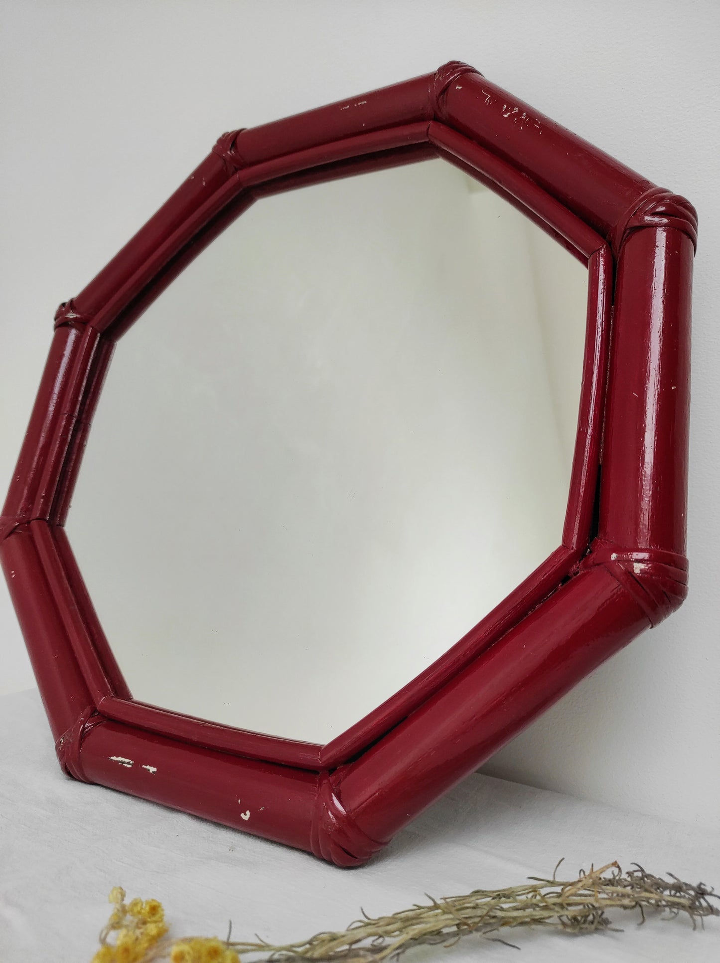 Miroir vintage octogonal en bois rouge style rotin