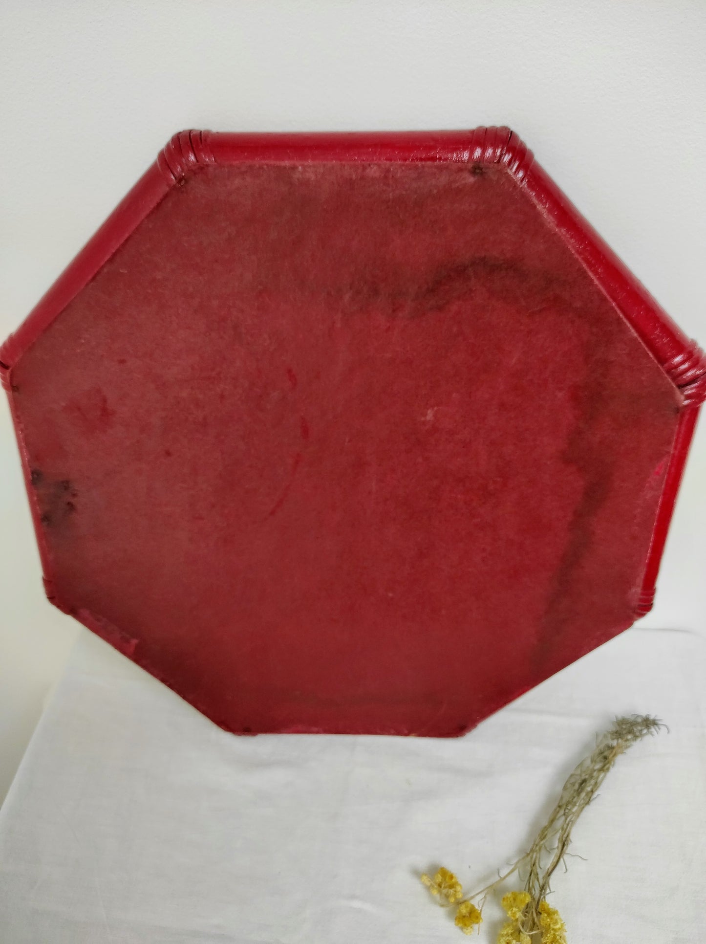 Miroir vintage octogonal en bois rouge style rotin