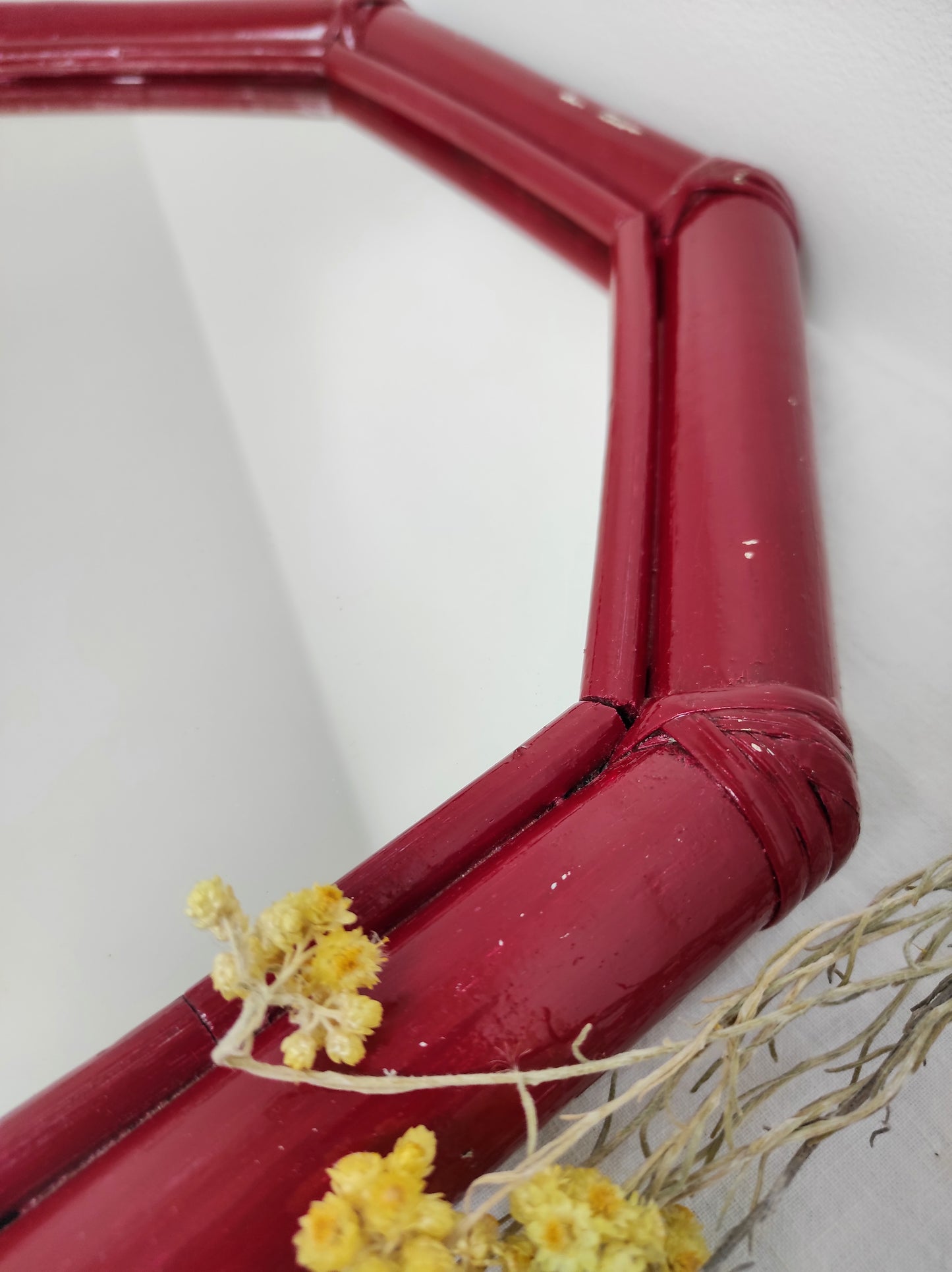 Miroir vintage octogonal en bois rouge style rotin