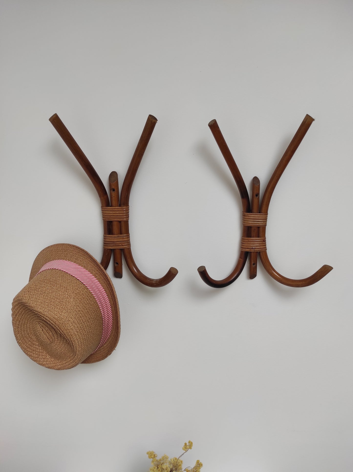 Lot de 2 patères/porte manteaux en rotin vintage. Ensemble de 2 patères anciennes en rotin. Accrochées au mur ou sur une porte, ces jolies patères apporteront une petite touche vintage dans votre intérieur. 2 trous dans chacune d'elle pour les fixer.