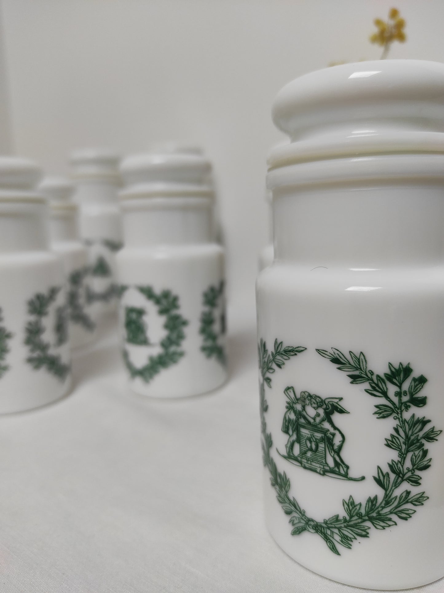 Pot d'apothicaire en opaline blanche (à l'unité)