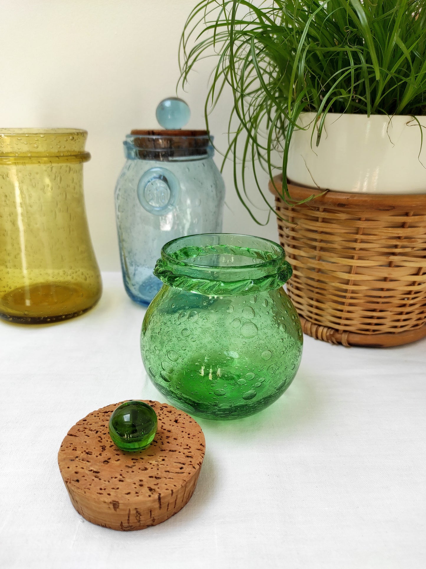 Ancien pot en verre soufflé vert BIOT
