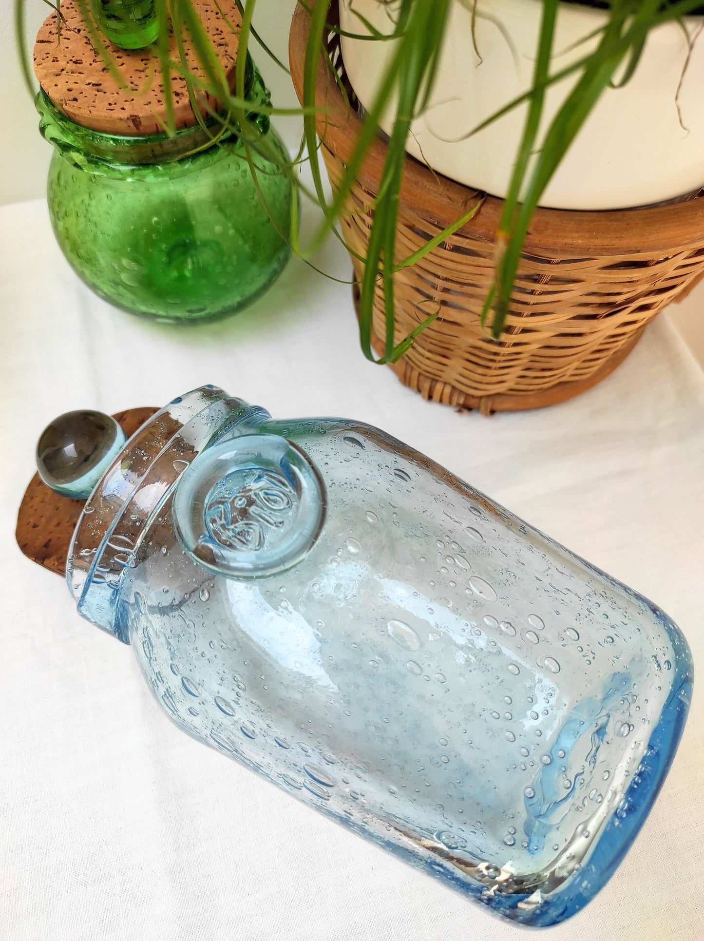 Ancien pot en verre soufflé bleu BIOT