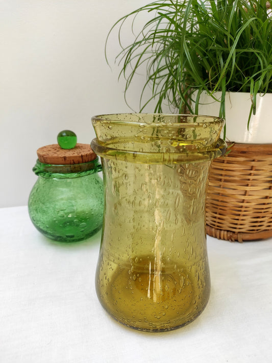 Ancien vase / pot en verre soufflé jaune BIOT. Joli ancien vase / pot en verre bullé provenant de la verrerie BIOT. Beaux détails au niveau du col, pleins de belles bulles et une belle couleur jaune moutarde. Gravure BIOT en dessous du vase. Made in France artisanalement, chaque pièce BIOT est unique !