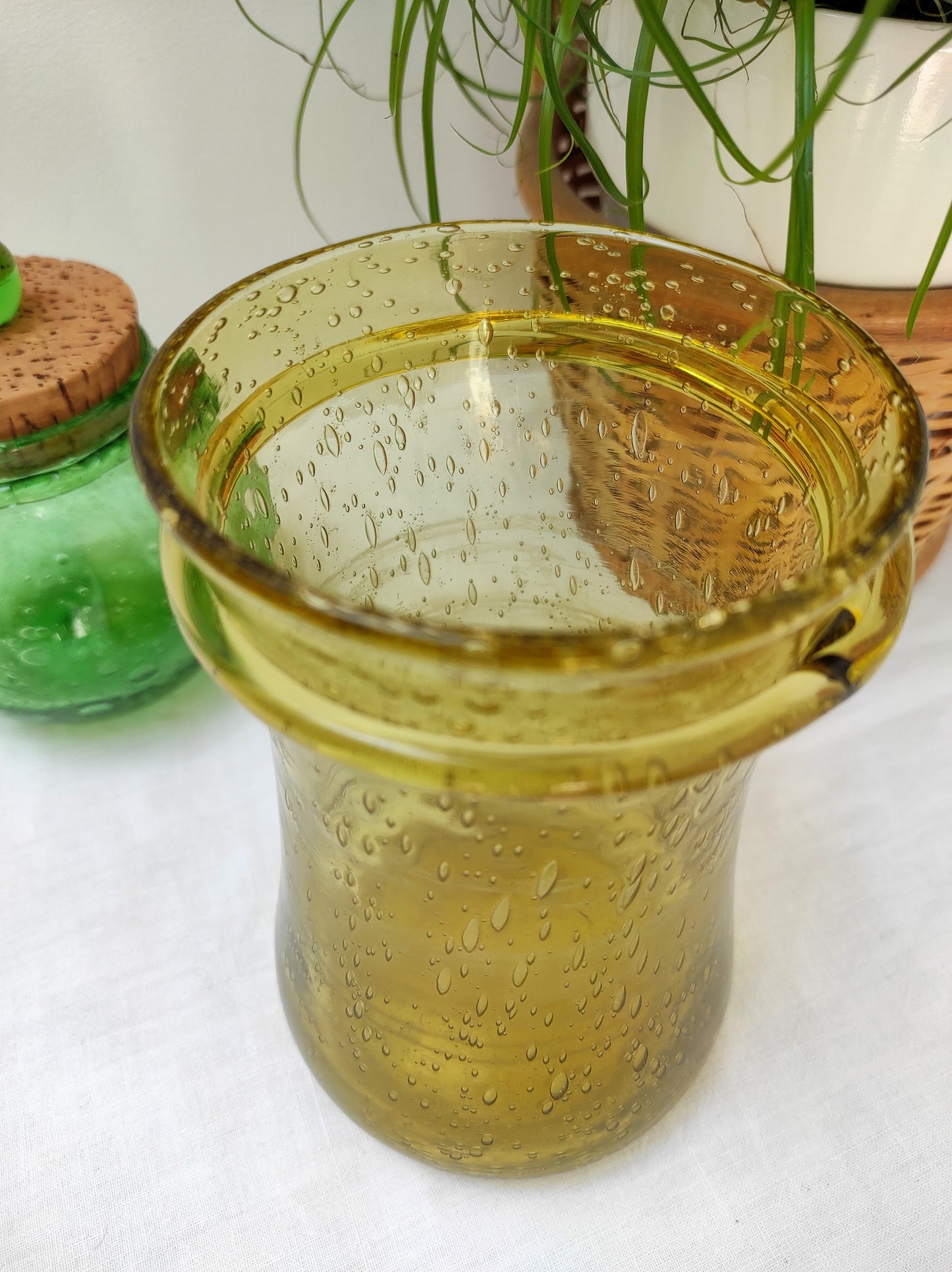 Ancien vase / pot en verre soufflé jaune BIOT