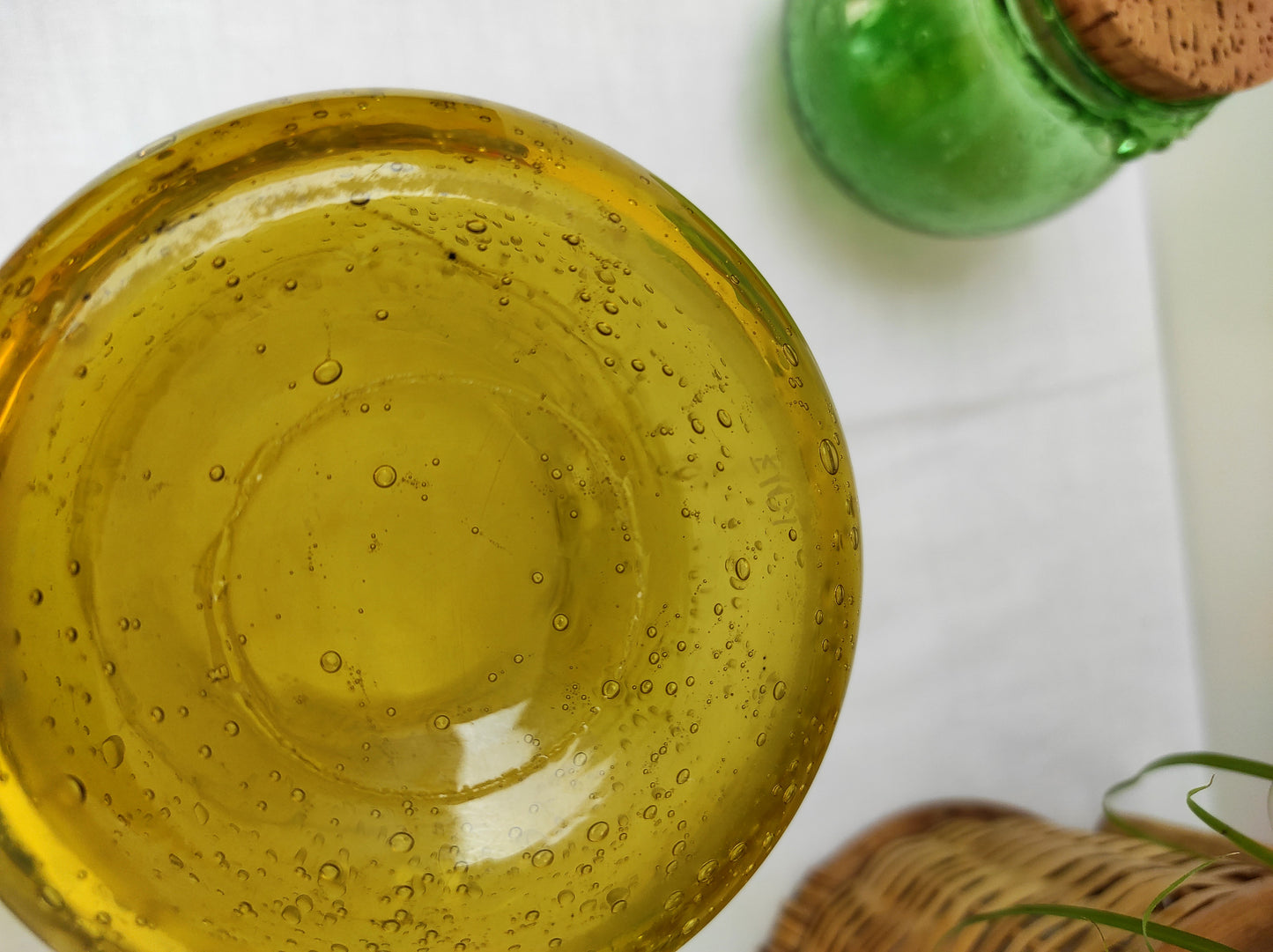 Ancien vase / pot en verre soufflé jaune BIOT