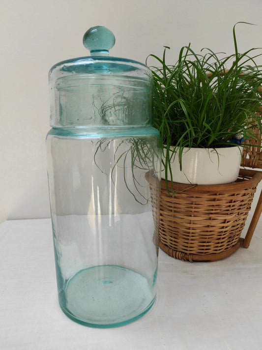 Joli grand bocal en verre soufflé. Grand bocal en verre soufflé du XIXe d'un joli vert d'eau. Quelques bulles et petits défauts dans le verre du à sa fabrication artisanale. vintage