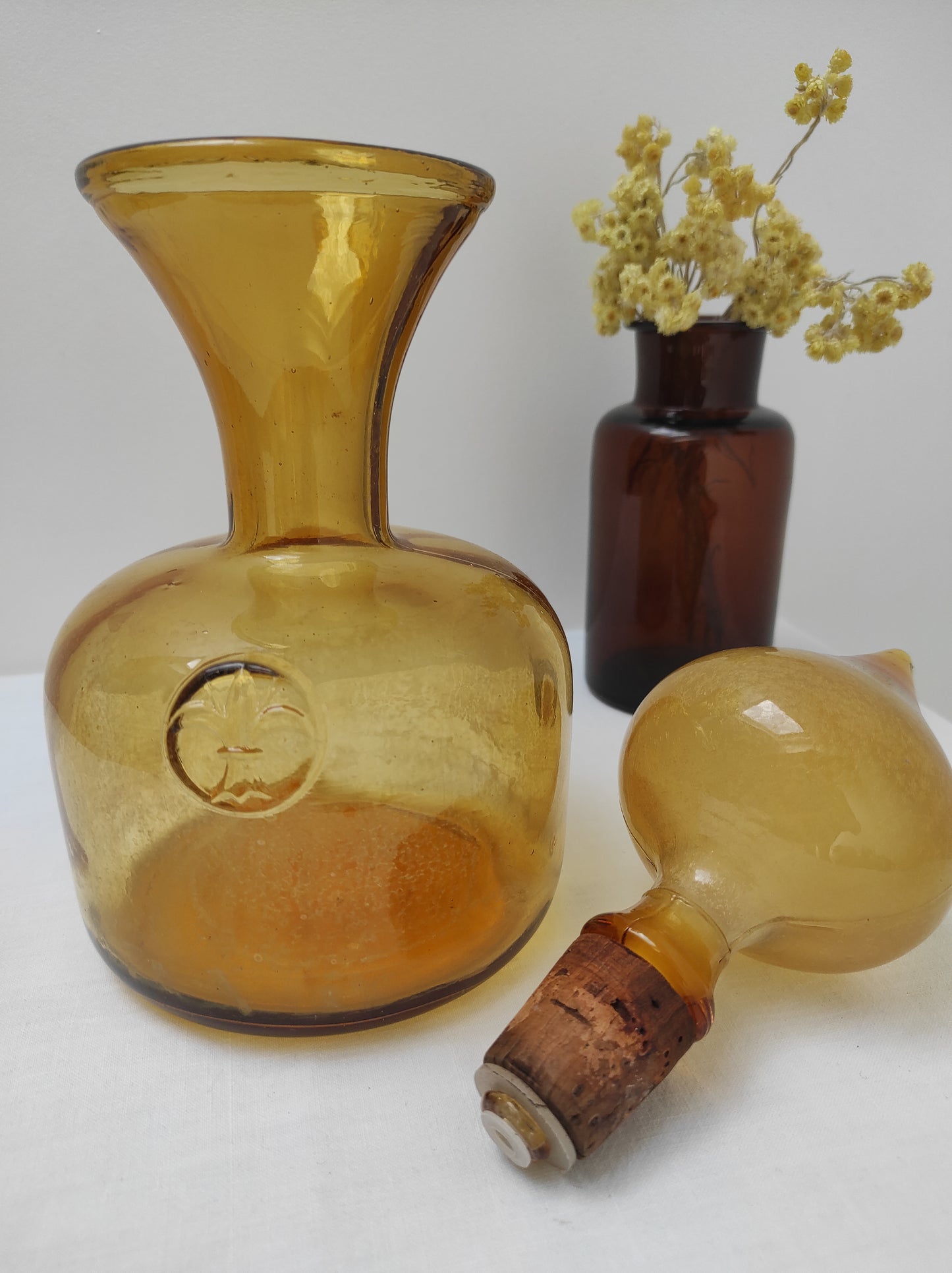 Carafe en verre ambré vintage