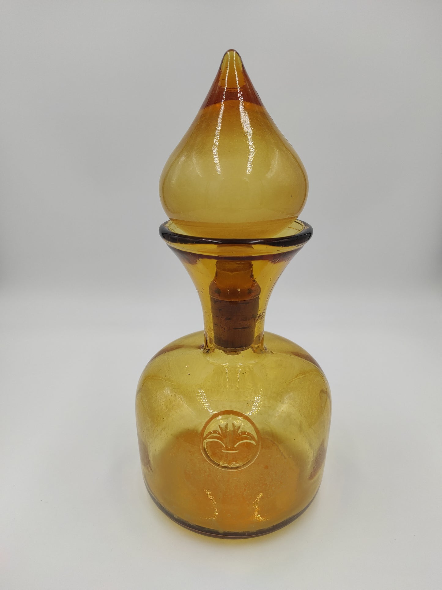 Carafe en verre ambré vintage