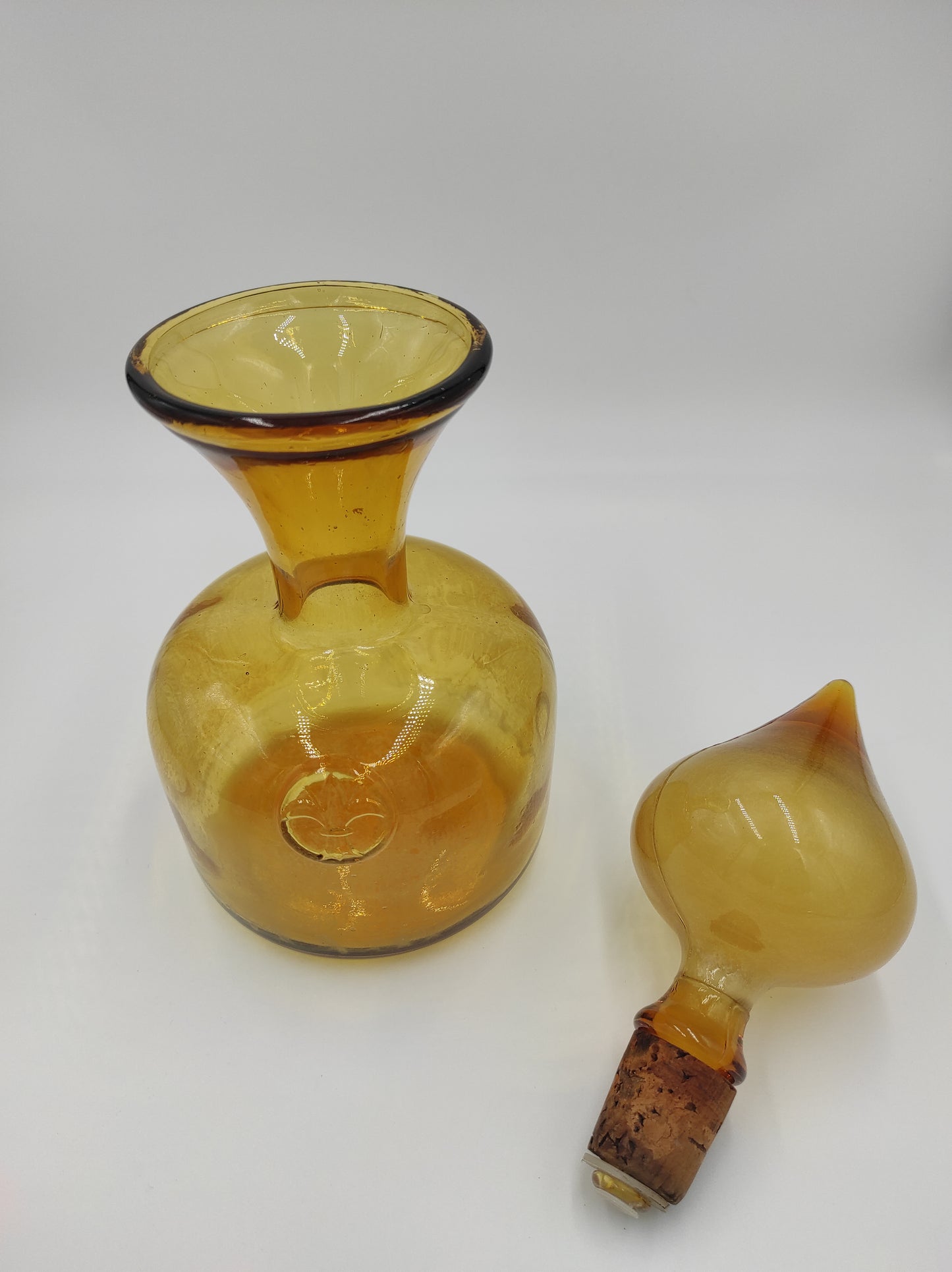 Carafe en verre ambré vintage