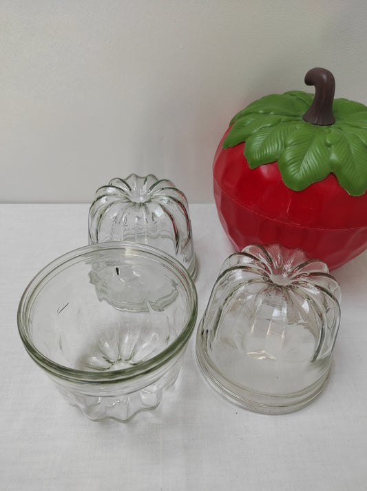 Ancien moule en verre à kouglof (à l'unité). Avez vous déjà gouté cette pâtisserie traditionnelle alsacienne : le kouglof ? En verre épais transparent des années 70, on les aime à la cuisine ou en déco en les détournant en cache pot ou en photophore !