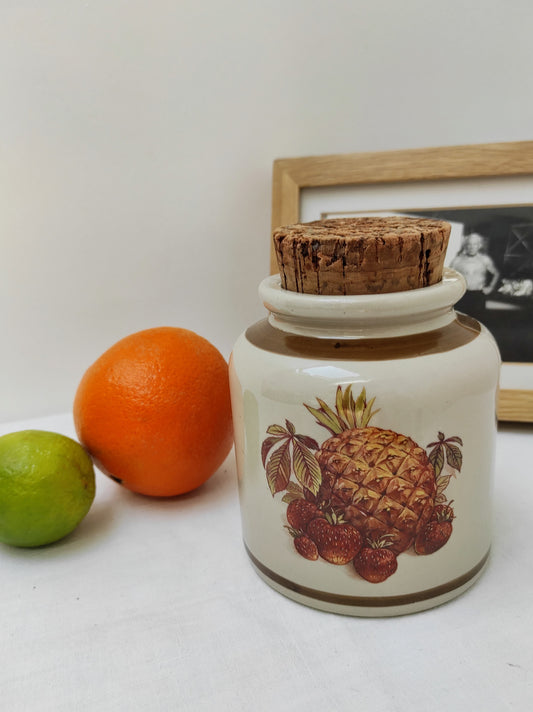 Pot en grès vernissé LML motifs fruits. Ancien pot en grès vernissé émaillé signé LML, made in France. Motifs ananas et fraises et bouchon en liège. En très bon état. Vintage