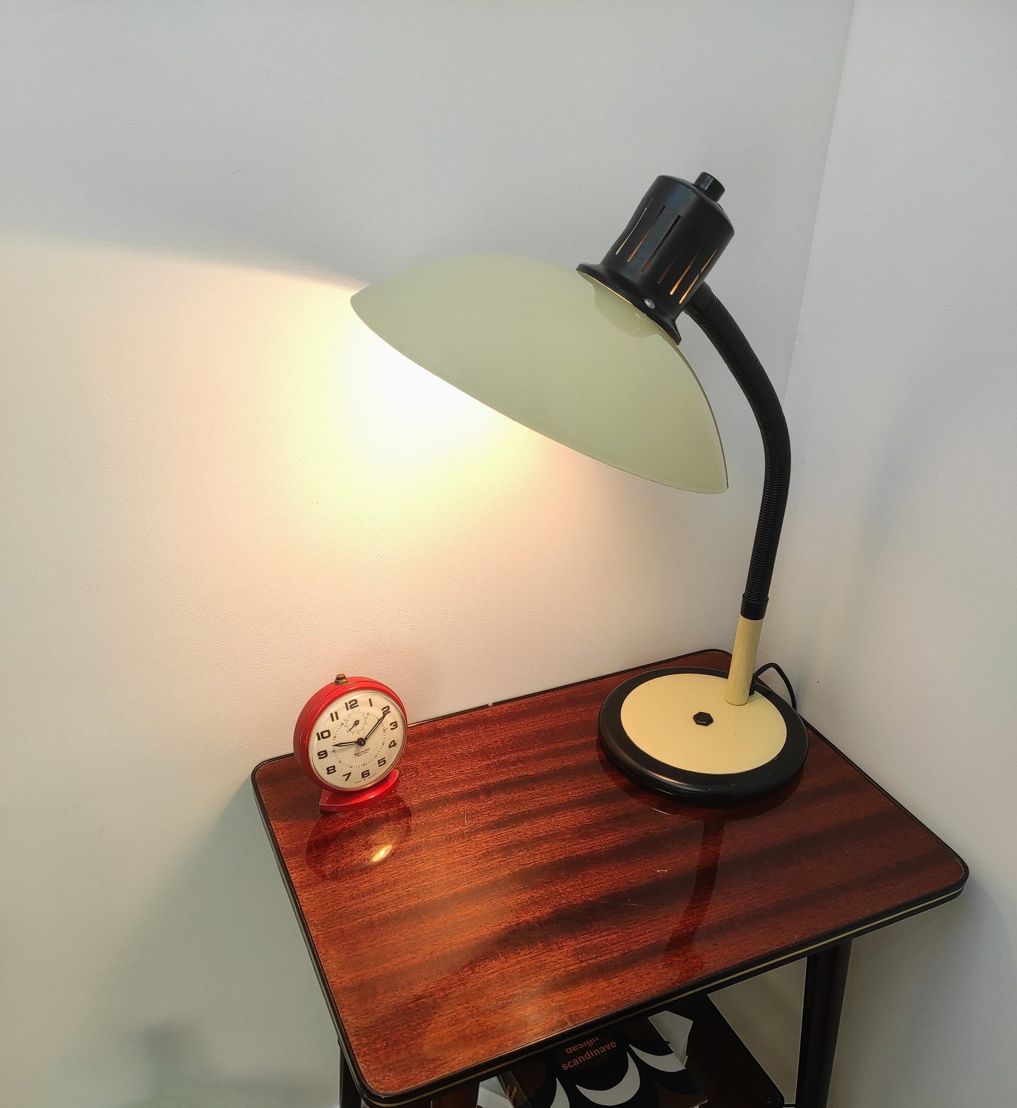 Lampe de bureau vintage ALUMINOR FRANCE. C'est sûr on travaille mieux avec une jolie lampe ! Lampe de bureau, lampe à poser en métal beige et plastique noir des années 70 de la marque ALUMINOR FRANCE, elle est flexible et orientable. Electrification d'origine vérifié, en bon état.