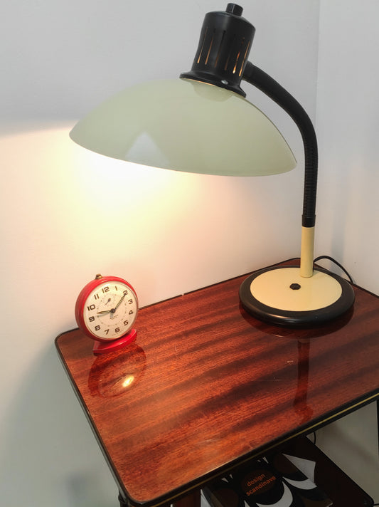 Lampe de bureau vintage ALUMINOR FRANCE. C'est sûr on travaille mieux avec une jolie lampe ! Lampe de bureau, lampe à poser en métal beige et plastique noir des années 70 de la marque ALUMINOR FRANCE, elle est flexible et orientable. Electrification d'origine vérifié, en bon état.