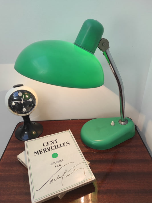 Lampe de bureau vintage RESISTEX 1950. C'est sûr on travaille mieux avec une jolie lampe ! Ancienne lampe de bureau, lampe à poser articulée en bakélite verte de la marque RESISTEX (ancienne entreprise de Nice) des années 50, Sur son pied en métal chromé elle est montée sur rotule encastrée, elle est flexible et orientable. Electrification d'origine vérifié, en bon état.