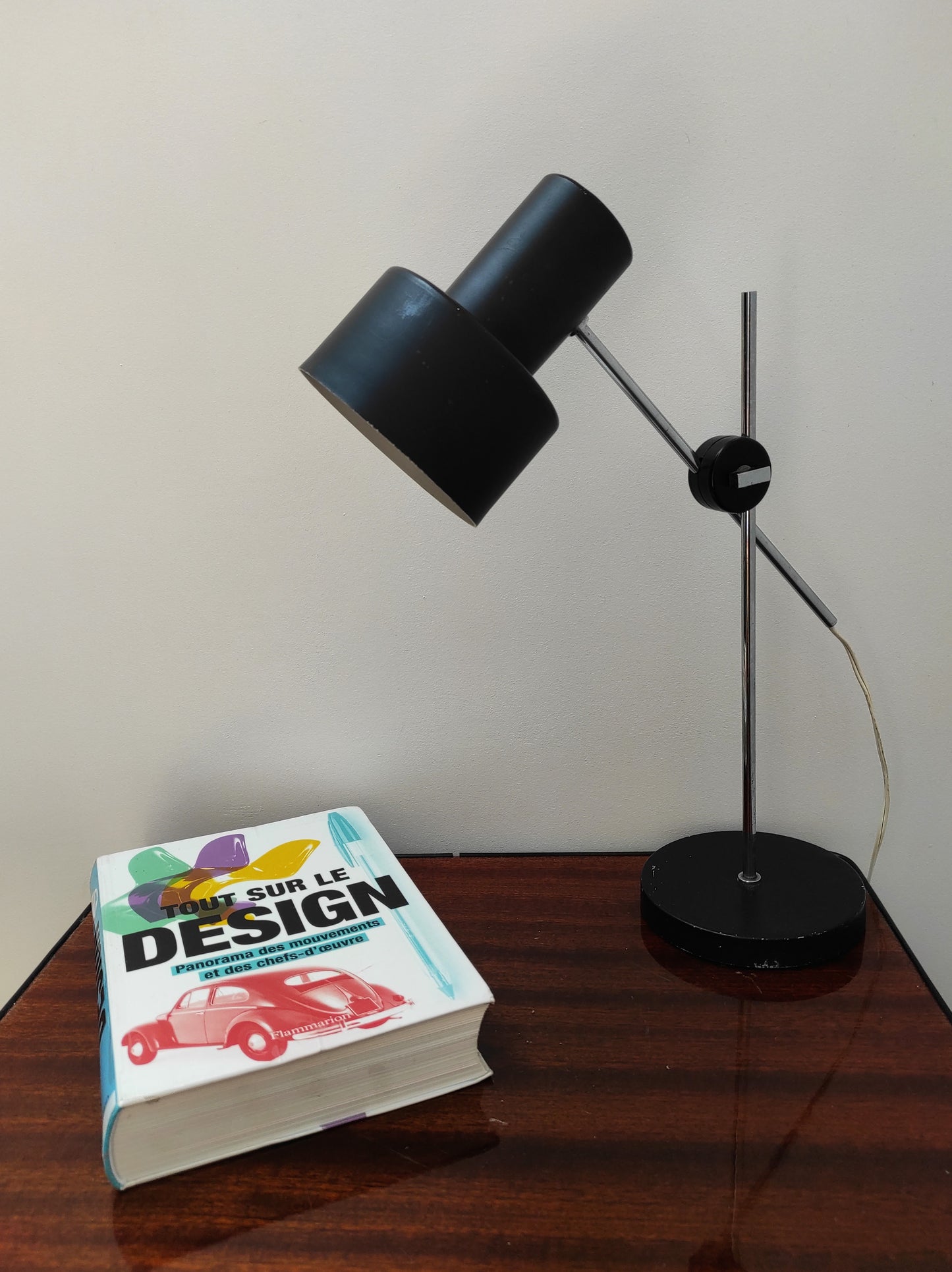 Lampe de bureau vintage noire style Jan Suchan. Cette jolie lampe en métal noire aux formes épurées trouvera facilement sa place sur votre bureau ou en décoration dans votre intérieur ! Lampe de bureau, lampe à poser des années 60 est flexible et orientable grâce à son pied en aluminium. Electrification d'origine vérifiée, en bon état, douille à baïonnette.