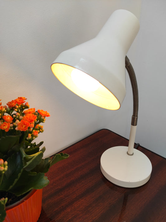 Lampe de bureau vintage blanche. Ancienne lampe de bureau, lampe à poser en aluminium blanc des années 70 flexible et orientable grâce à son pied articulé. Electrification d'origine vérifiée, en bon état, ampoule vis.