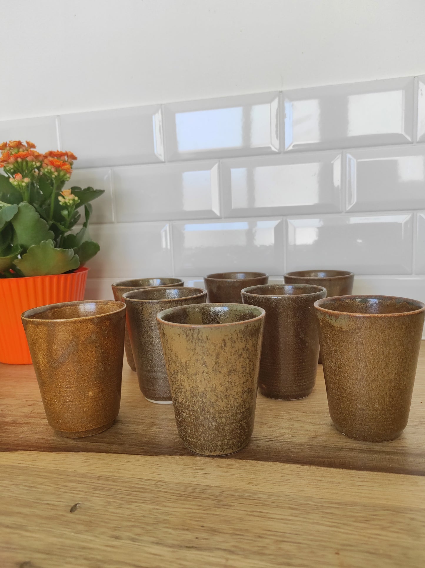 Dans un verre en grès Digoin l'eau ou café seront bien meilleur que dans n'importe quel autre verre ! Ensemble de 8 verres, gobelets en grès de Digoin en très bon état. Made in France.