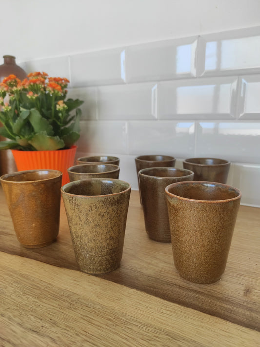 Set de 8 verres gobelets en grès Digoin. Dans un verre en grès Digoin l'eau ou café seront bien meilleur que dans n'importe quel autre verre ! Ensemble de 8 verres, gobelets en grès de Digoin en très bon état. Made in France.
