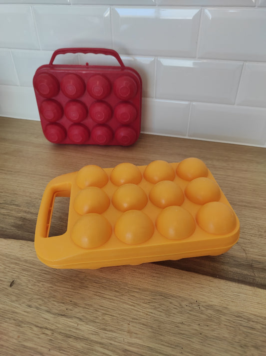 Boîte à œufs vintage jaune années 70 SoupleDur. Pour un total look seventies dans votre cuisine ou avant d'aller au marché chercher vos œufs frais, n'oubliez pas la boîte à œufs ! Plus besoin d'emballage ! En plastique rigide jaune de la marque SoupleDur made in France et en très bon état. Pour 12 œufs.