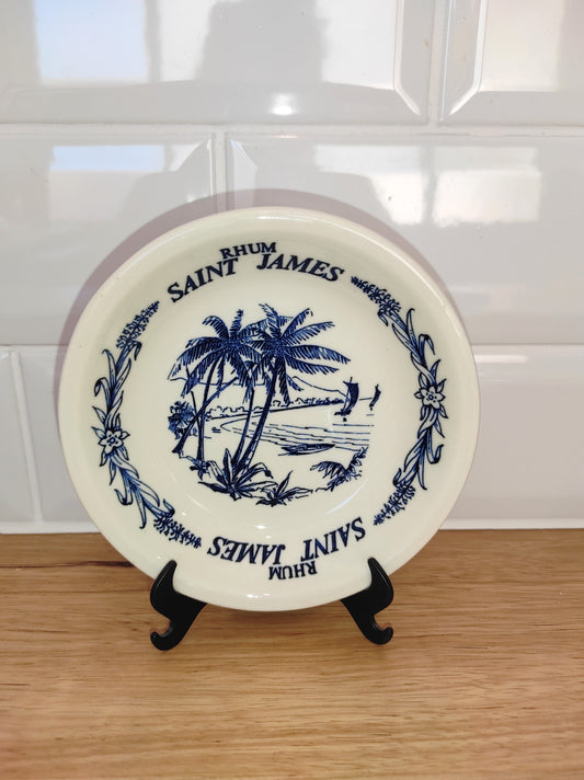 Ancien rendu monnaie/coupelle Rhum St James vintage en Gien (à l'unité). Cette ancienne petite coupelle publicitaire Rhum Saint James en céramique de Gien, servait autrefois à rendre la monnaie dans les bar. En très bon état sans aucun éclat. 3 pièces de disponibles.