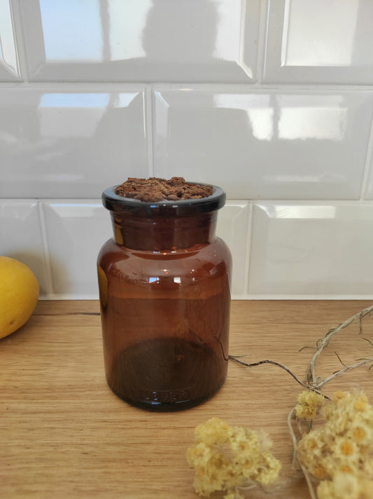 Ancien pot en verre ambré LEVER. Petit pot en verre ambré de la marque "lever" et son bouchon en liège. En déco, il saura faire son effet en accumulation avec d’autres formats ou d'autres couleurs. Made in Belgium. A noter : En très bon état, quelques traces du temps sur le bouchon en liège qui est enfoncé (voir photo).