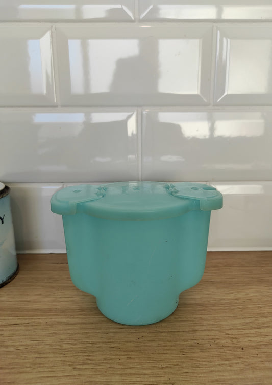 Sucrier Tupperware années 60. Qui n'a jamais eu un objet tupperware dans sa cuisine ? Complétez votre collection avec ce sucrier vintage Tupperware bleu pastel des années 60 en très bon état. Le couvercle se retire pour le remplir et vous trouverez 2 clapets différents pour petit ou gros débits. Made in Belgium.