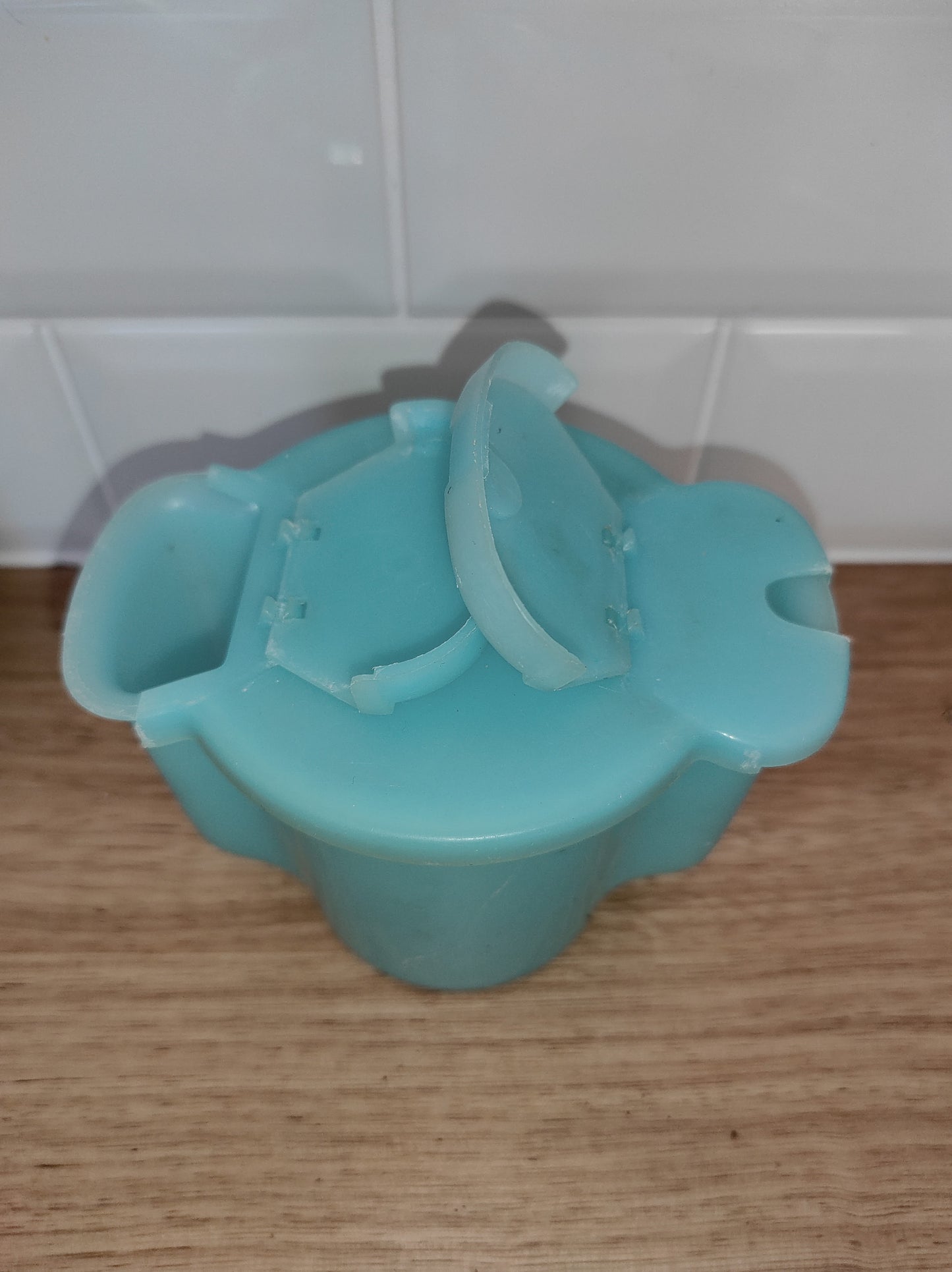 Qui n'a jamais eu un objet tupperware dans sa cuisine ? Complétez votre collection avec ce sucrier vintage Tupperware bleu pastel des années 60 en très bon état. Le couvercle se retire pour le remplir et vous trouverez 2 clapets différents pour petit ou gros débits. Made min Belgium.