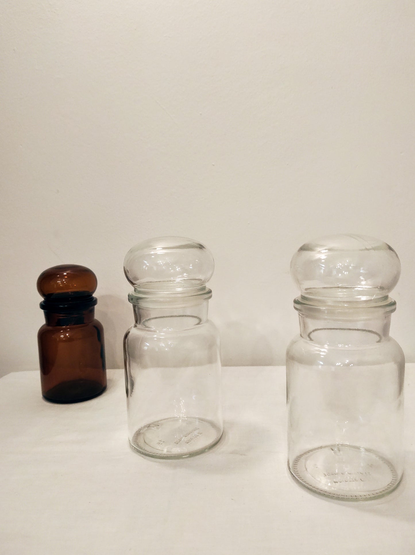 Bocal rond transparent style apothicaire. Ce bocal en verre vintage de style apothicaire sera parfait pour vos aliments grâce à son bouchon hermétique. En déco, il saura faire son effet en accumulation avec d’autres formats ou d'autres couleurs.