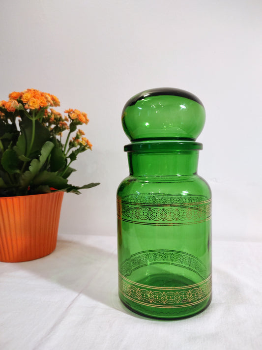 Grand bocal rond vert style apothicaire. Ce grand bocal en verre vert et son liseré doré vintage de style apothicaire sera parfait pour vos aliments grâce à son bouchon hermétique. En déco, il saura faire son effet en accumulation avec d’autres formats ou d'autres couleurs. Made in Belgium, en très bon état.