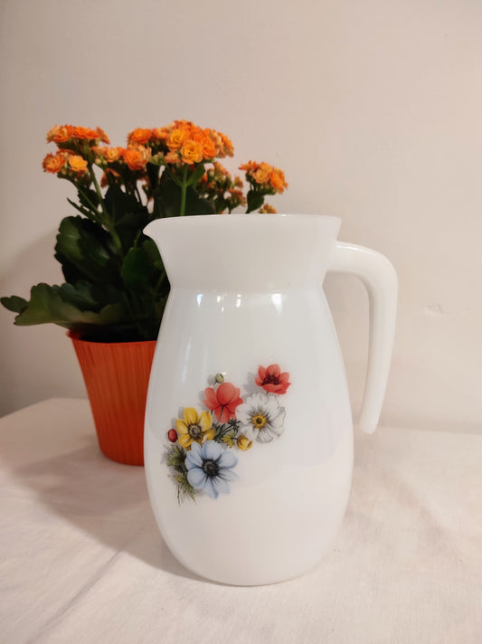 Pichet Arcopal motifs fleurs années 60. Ce joli pichet vintage en arcopal blanc avec ses petites fleurs sera élément parfait sur votre table pour un esprit vintage ou champêtre. Sans aucun éclat, en parfait état.