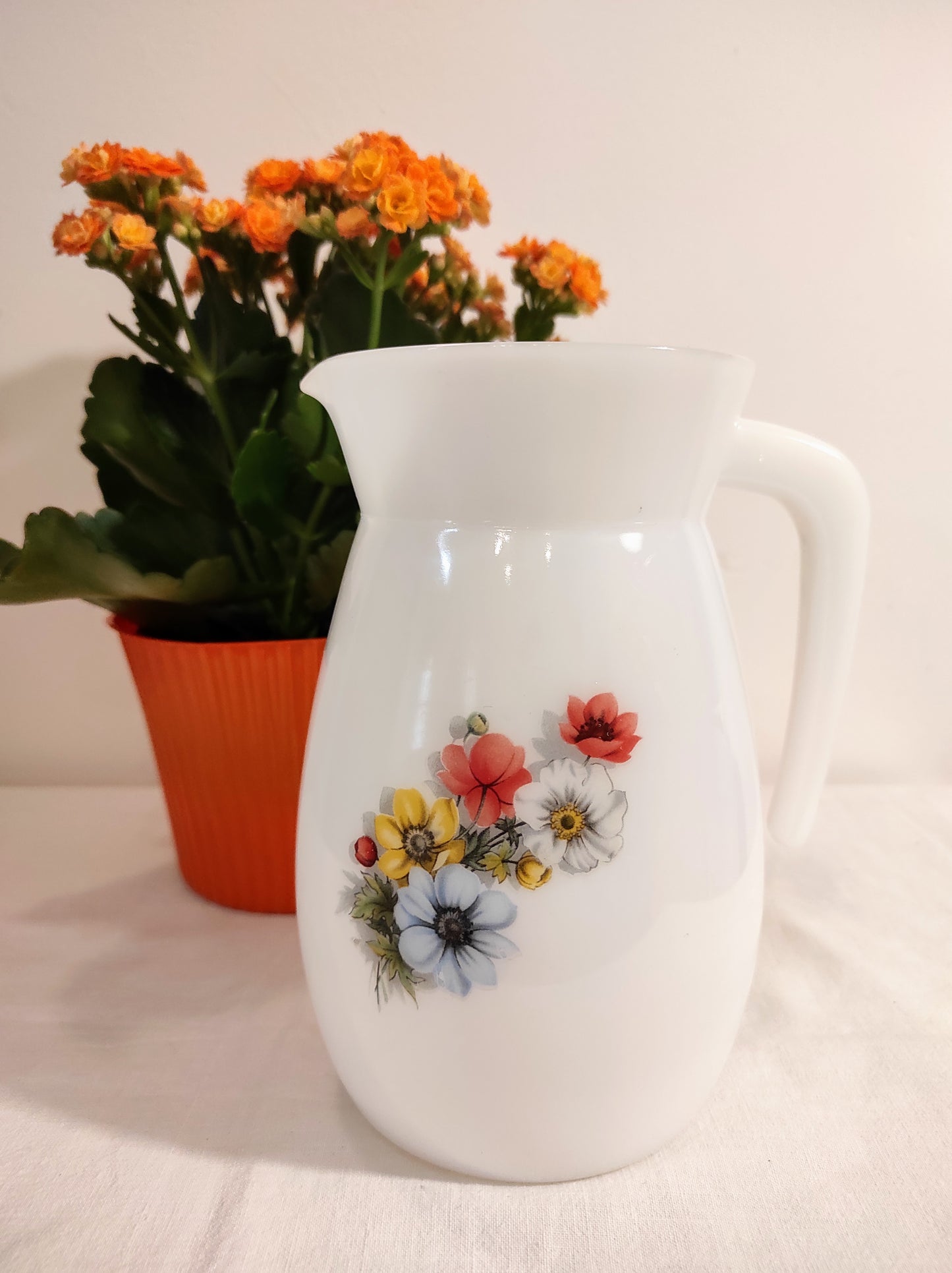 Pichet Arcopal motifs fleurs années 60