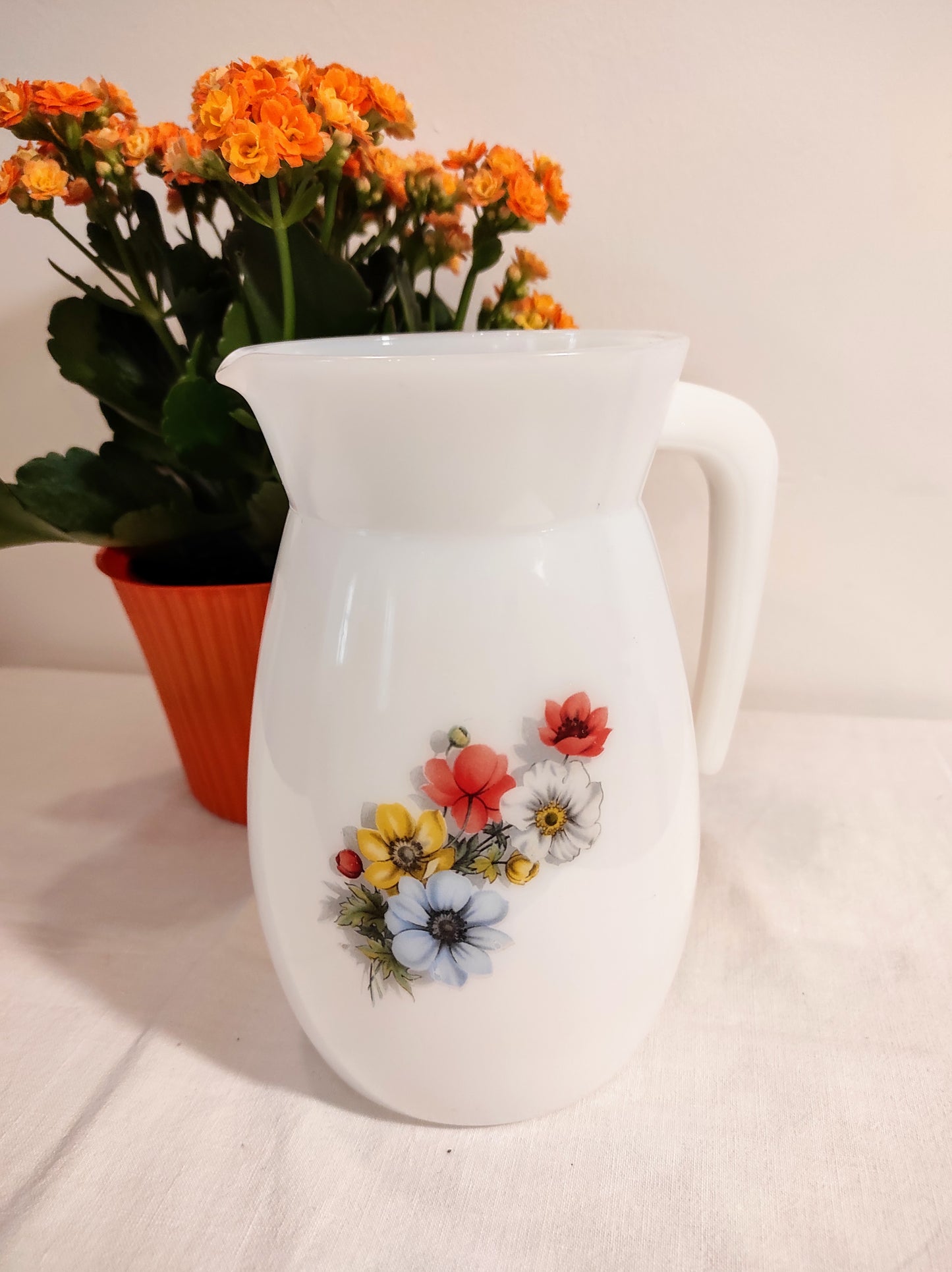 Pichet Arcopal motifs fleurs années 60