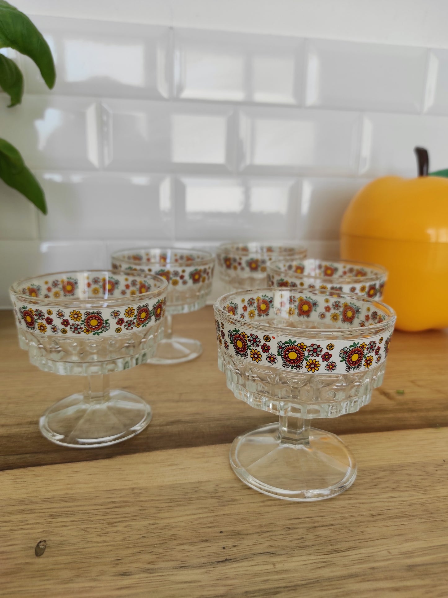 Set de 5 coupes à fruits/coupe à glace vintage. Pour vos glaces, vos salades de fruits, comme coupe à champagne ou encore vos punchs, ces 5 coupes vintage en verre taillé épais au motif floral trouveront à coup sûr une place sur votre table ! Motifs petites fleurs jaunes, rouges et vertes. Années 60/70, made in Italy, en très bon état.