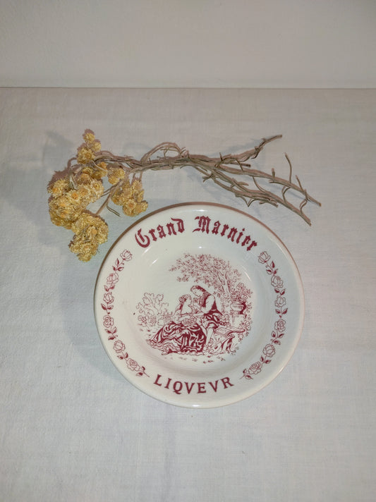 Ancien rendu monnaie/coupelle Grand Marnier Liqueur vintage en Gien. Cette ancienne petite coupelle publicitaire Grand Marnier Liqueur en céramique de Gien, servait autrefois à rendre la monnaie dans les bar. En très bon état sans aucun éclat. Coupelle vintage