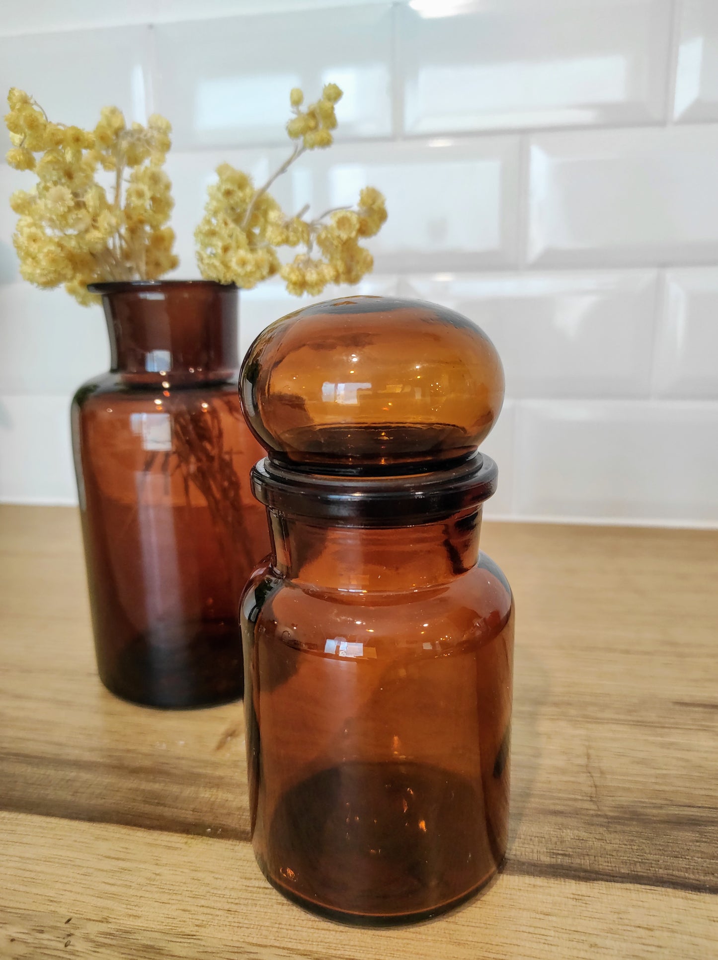 Bocal rond en verre ambré style apothicaire. Ce bocal en verre ambré de style apothicaire sera parfait pour vos aliments grâce à son bouchon hermétique. En déco, il saura faire son effet en accumulation avec d’autres formats ou d'autres couleurs. En très bon état. Pot/bocal ambré vintage