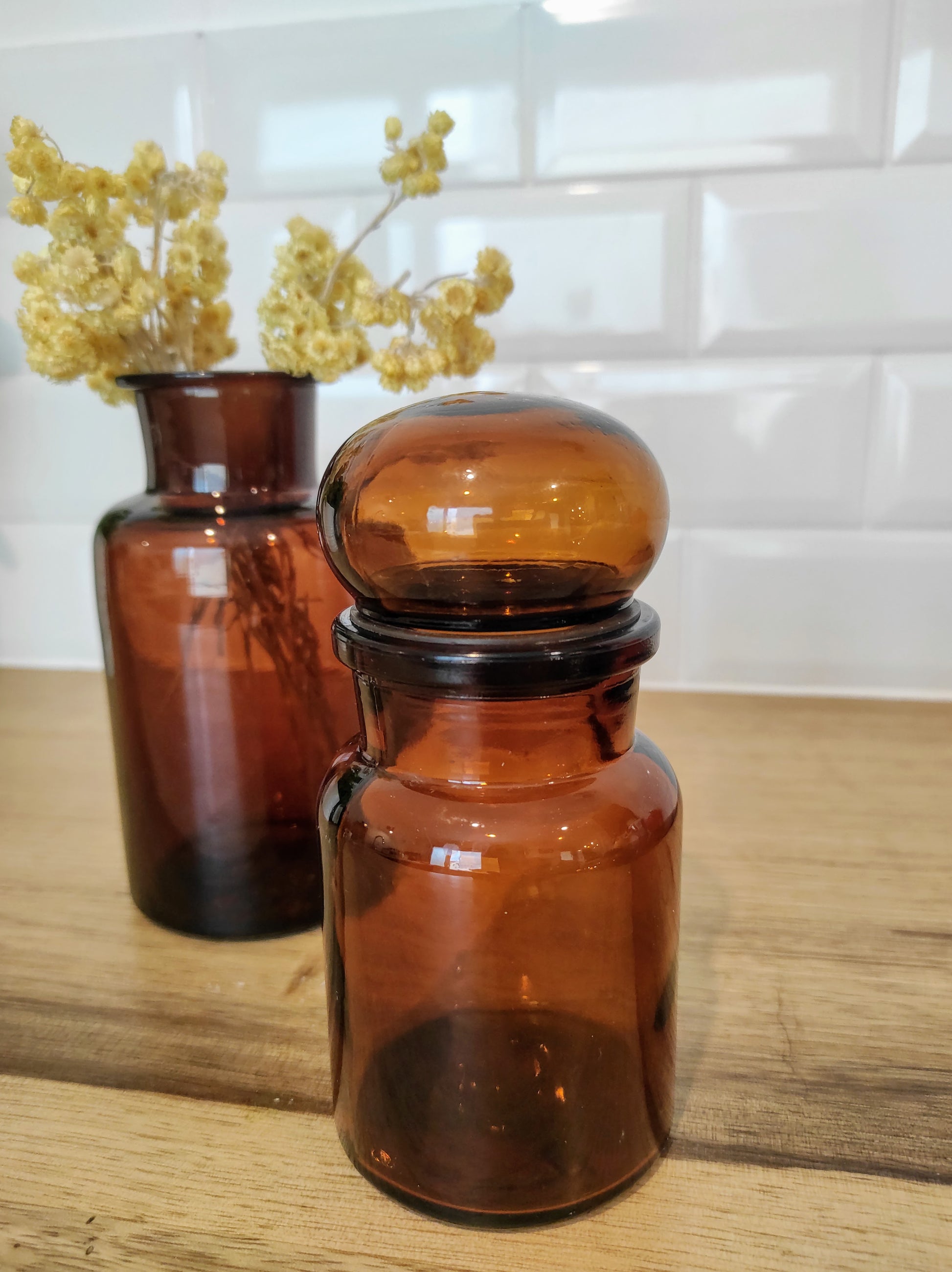 Bocal rond en verre ambré style apothicaire. Ce bocal en verre ambré de style apothicaire sera parfait pour vos aliments grâce à son bouchon hermétique.  En déco, il saura faire son effet en accumulation avec d’autres formats ou d'autres couleurs.  En très bon état. Pot/bocal ambré vintage