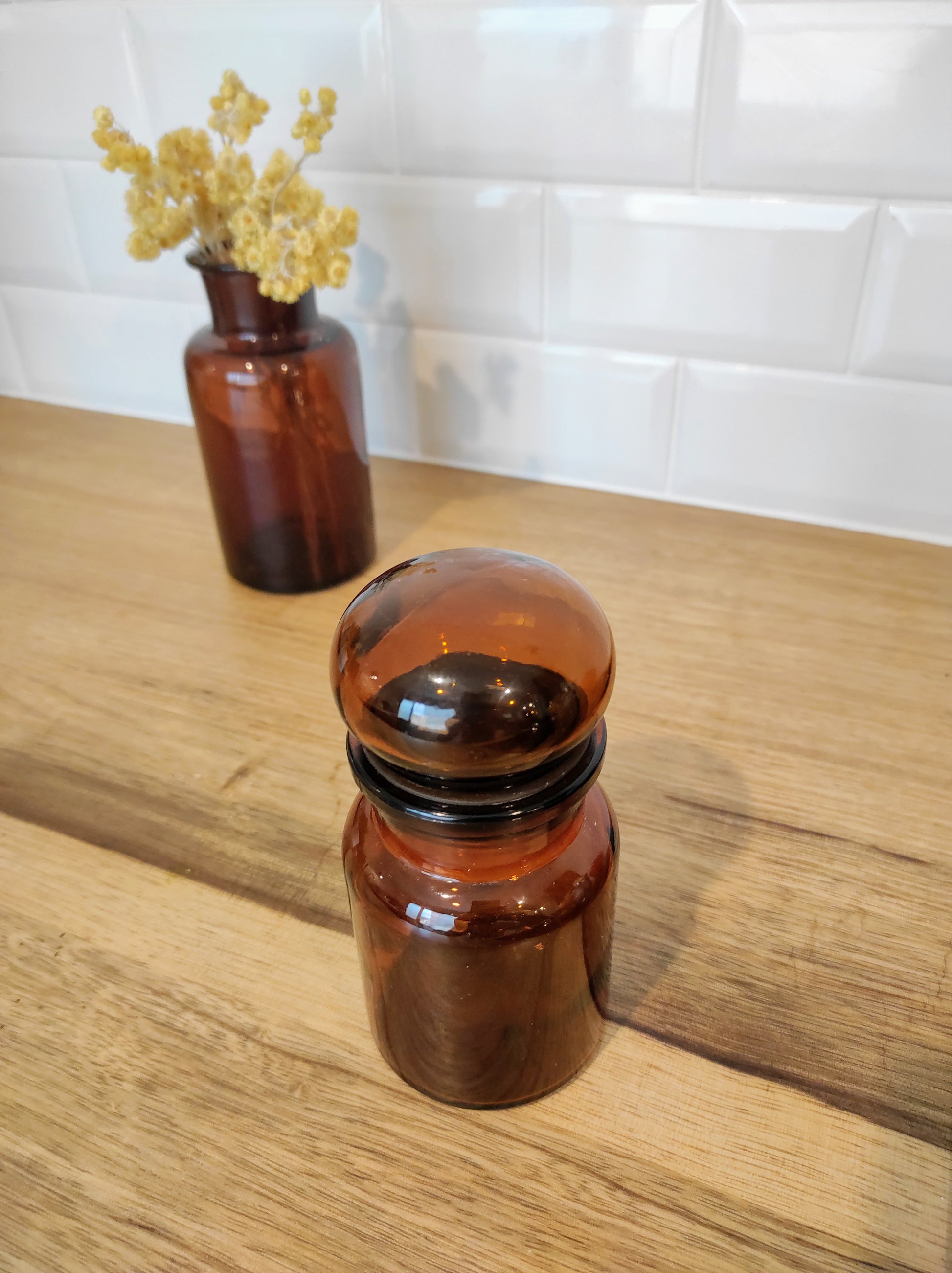 Bocal rond en verre ambré style apothicaire