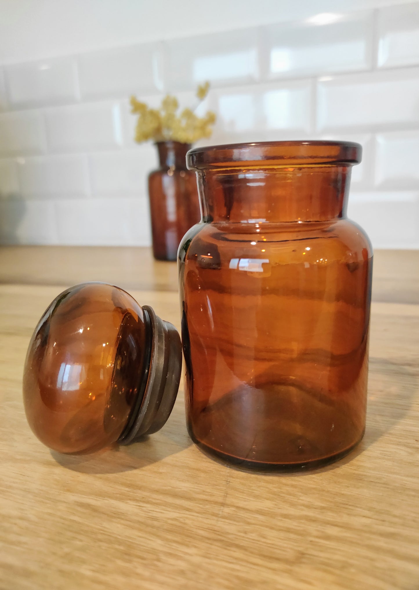 Bocal rond en verre ambré style apothicaire