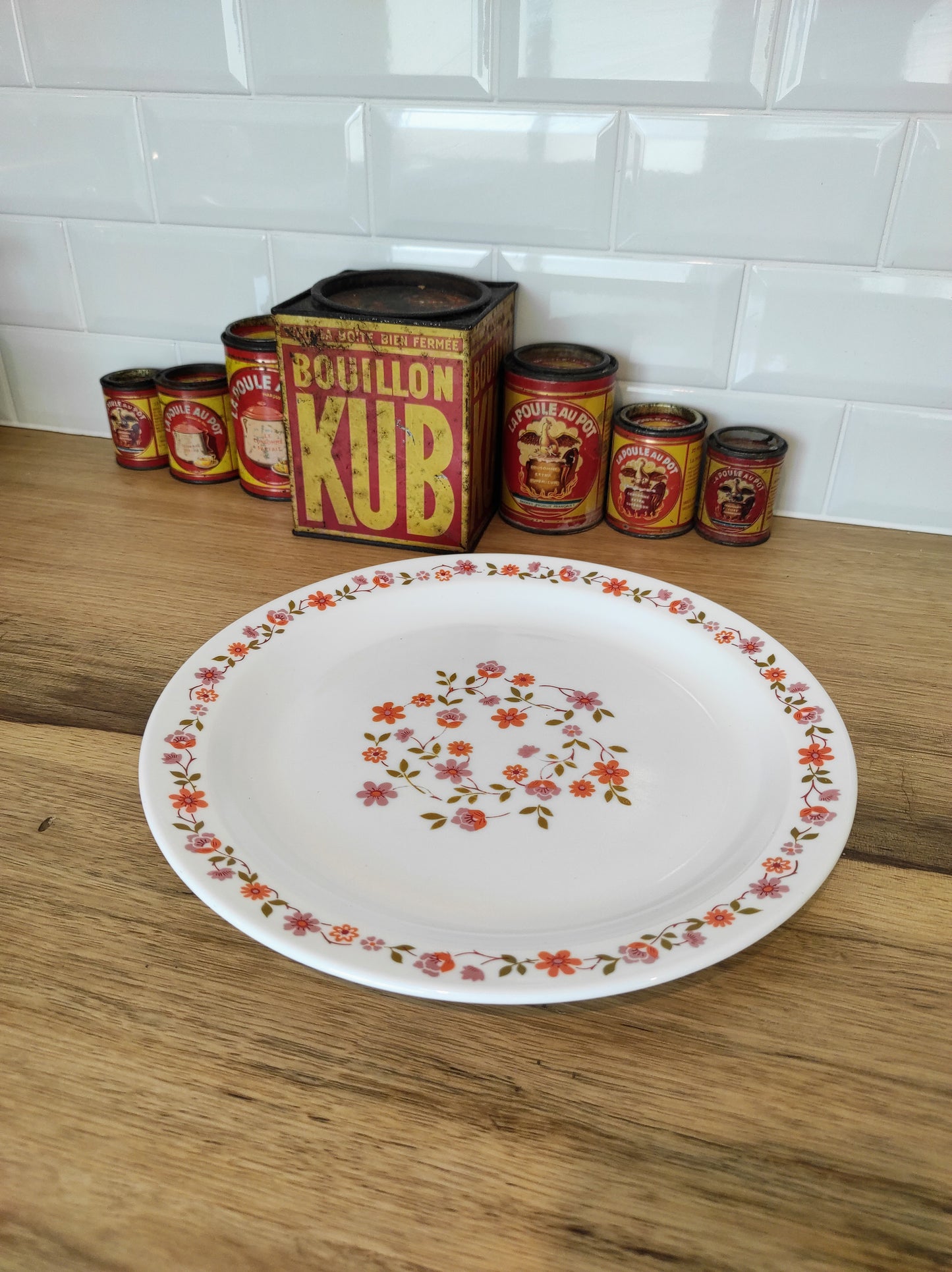 Gand plat de service ARCOPAL modèle SCANIA vintage. Un classique de la cuisine Française vintage…. le modèle SCANIA fabriqué en France par Arcopal dans les années 70. Ce grand plat de service en opale et verre trempé au décor de petites fleurs oranges et roses sera parfait pour vos bons petits plats ! En très bon état.