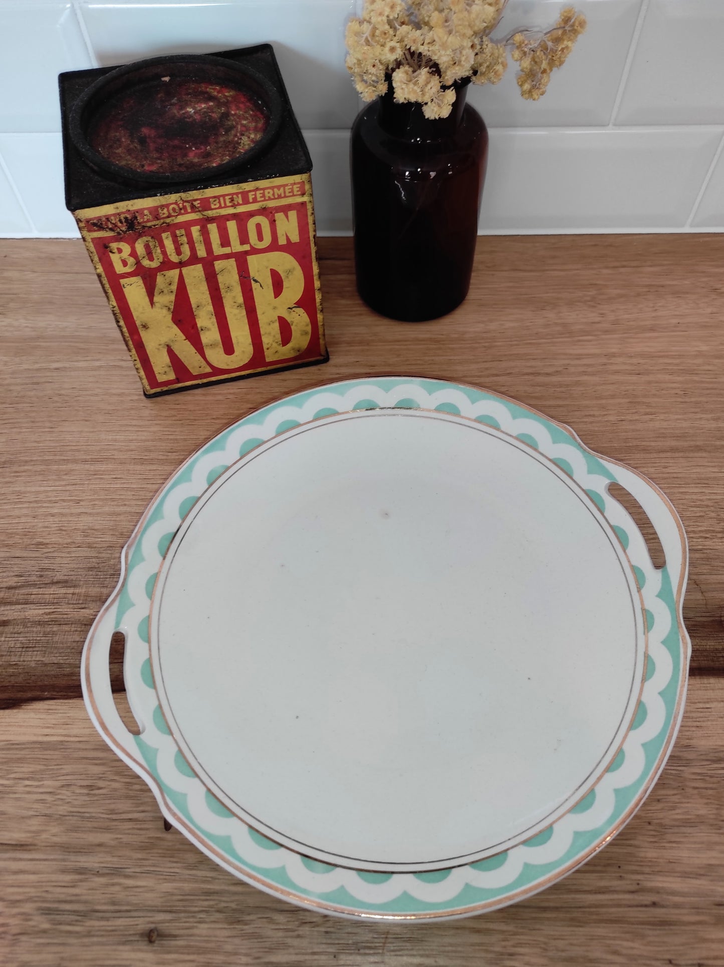 Plat de service vintage KG LUNEVILLE modèle BOLERO. On craque pour ce plat de service de la faïencerie de LUNEVILLE, modèle BOLERO, avec son pourtour vert menthe (mint) et son liseré doré ! Fabriqué en France, il est en bon état général. A noter : aucun éclat, le liseré doré est légèrement altéré par endroit et une légère petite tâche beige dans le fond du plat (et oui il à vécu !).