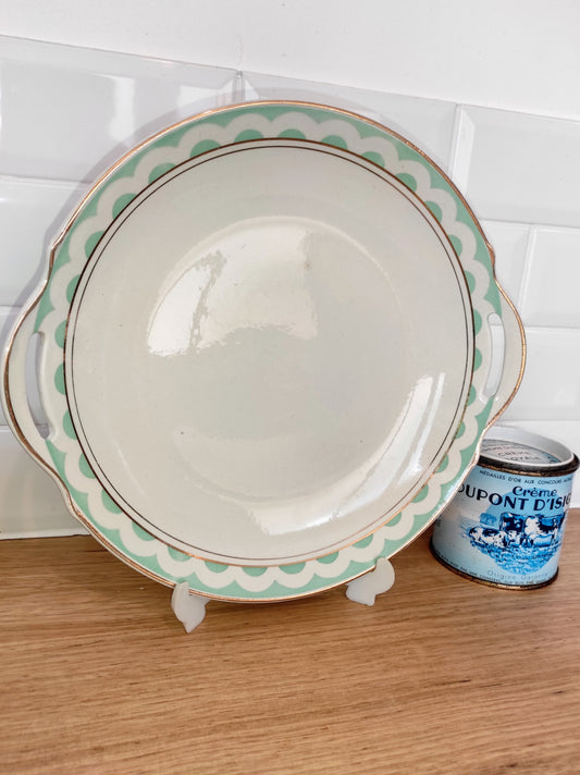 Plat de service vintage KG LUNEVILLE modèle BOLERO. On craque pour ce plat de service de la faïencerie de LUNEVILLE, modèle BOLERO, avec son pourtour vert menthe (mint) et son liseré doré ! Fabriqué en France, il est en bon état général. A noter : aucun éclat, le liseré doré est légèrement altéré par endroit et une légère petite tâche beige dans le fond du plat (et oui il à vécu !).