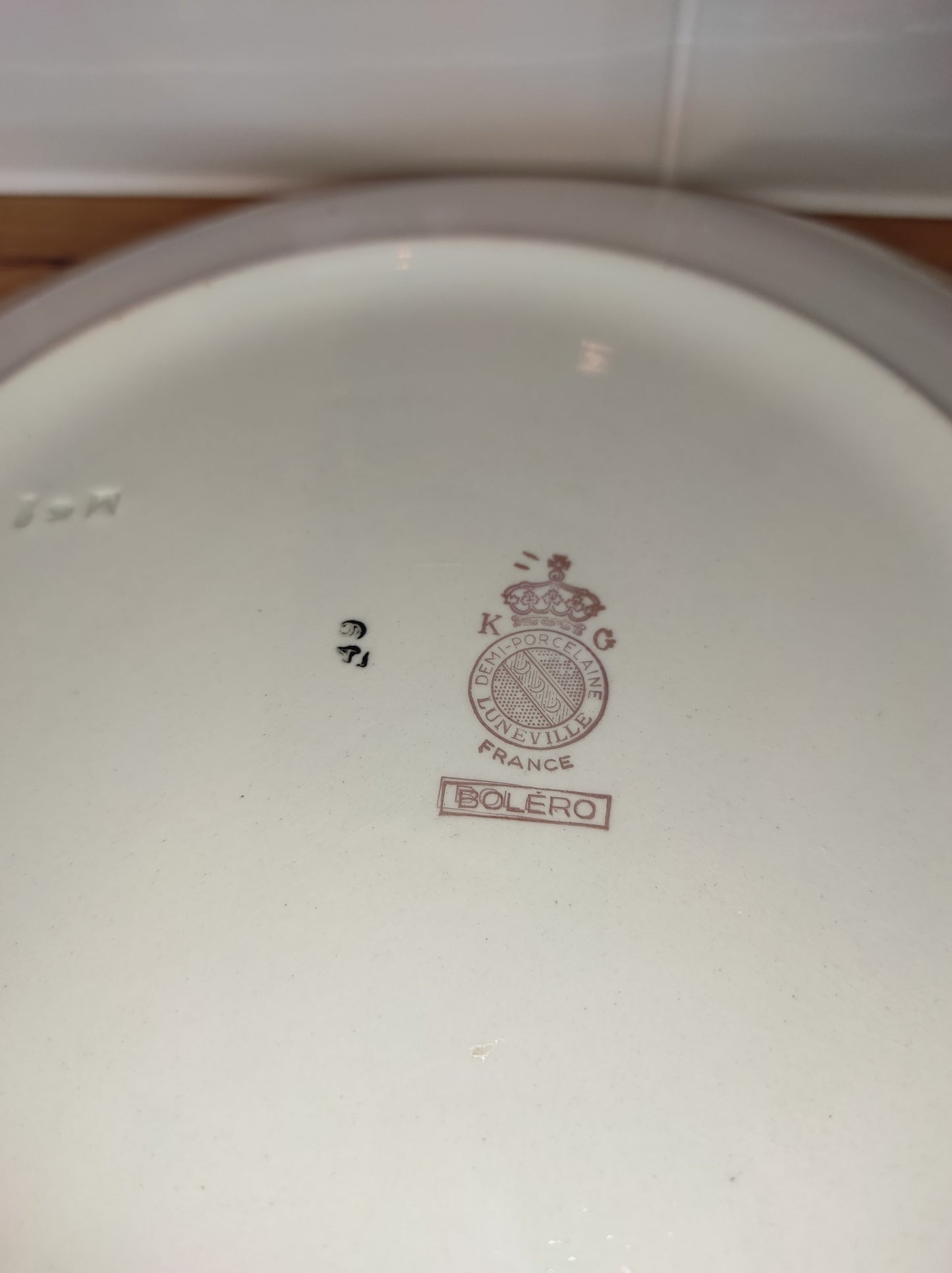 On craque pour ce plat de service de la faïencerie de LUNEVILLE, modèle BOLERO, avec son pourtour vert menthe (mint) et son liseré doré ! Fabriqué en France, il est en bon état général. A noter : aucun éclat, le liseré doré est légèrement altéré par endroit et une légère petite tâche beige dans le fond du plat (et oui il à vécu !).