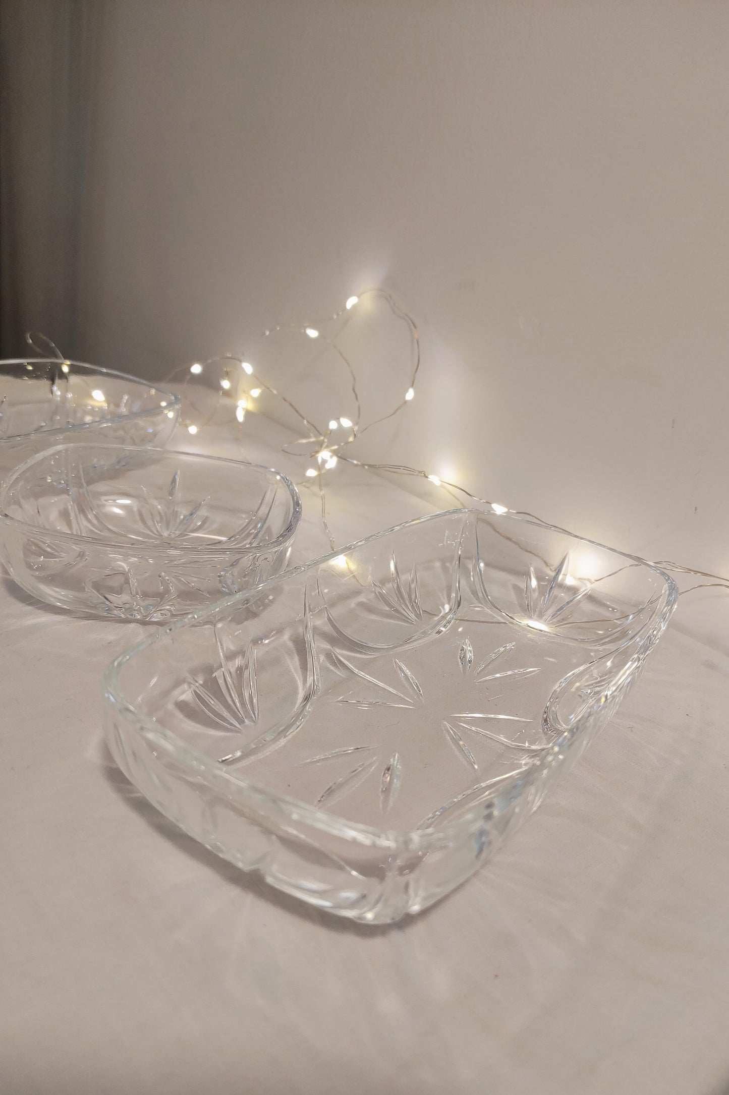 Ce set vintage de 3 ramequins des années 60 en verre taillé rendra encore plus chic vos apéritifs ou vos hors d'œuvres. Le set est composé de 2 ramequins rectangulaires et 1 ramequin carré, les motifs sont en reliefs. A noter : en très bon état malgré un léger éclat sur le bord interieur d'un ramequin rectangulaire (voir photo).