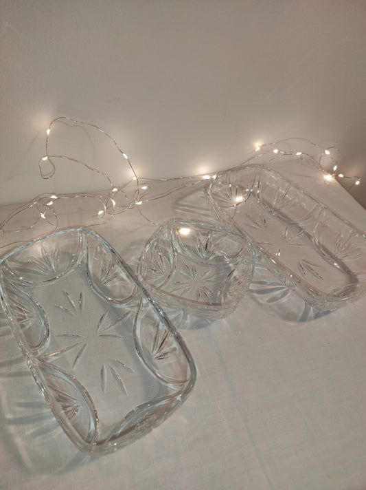 Set de 3 ramequins en verre taillé années 60. Ce set vintage de 3 ramequins des années 60 en verre taillé rendra encore plus chic vos apéritifs ou vos hors d'œuvres. Le set est composé de 2 ramequins rectangulaires et 1 ramequin carré, les motifs sont en reliefs. A noter : en très bon état malgré un léger éclat sur le bord interieur d'un ramequin rectangulaire (voir photo).